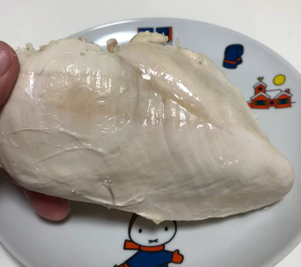 鍋から取り出した鶏胸肉