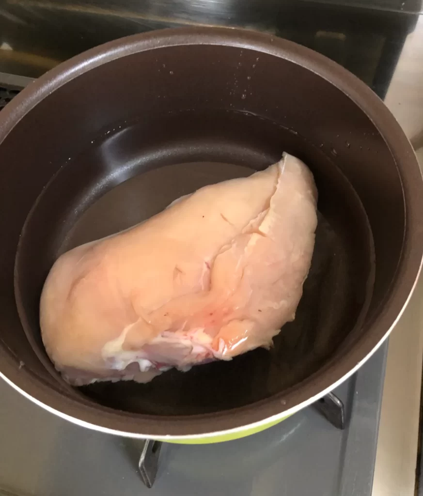 鍋に鶏胸肉と水を入れた状態