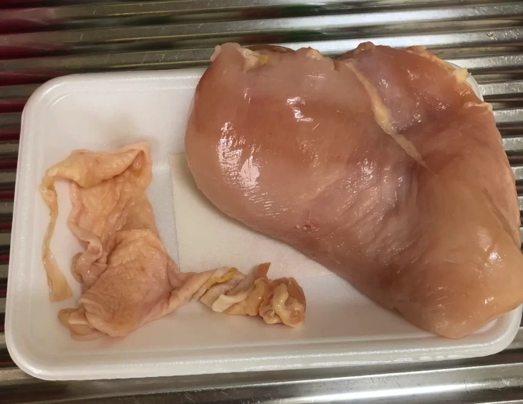 鶏胸肉の皮を取り除いた状態