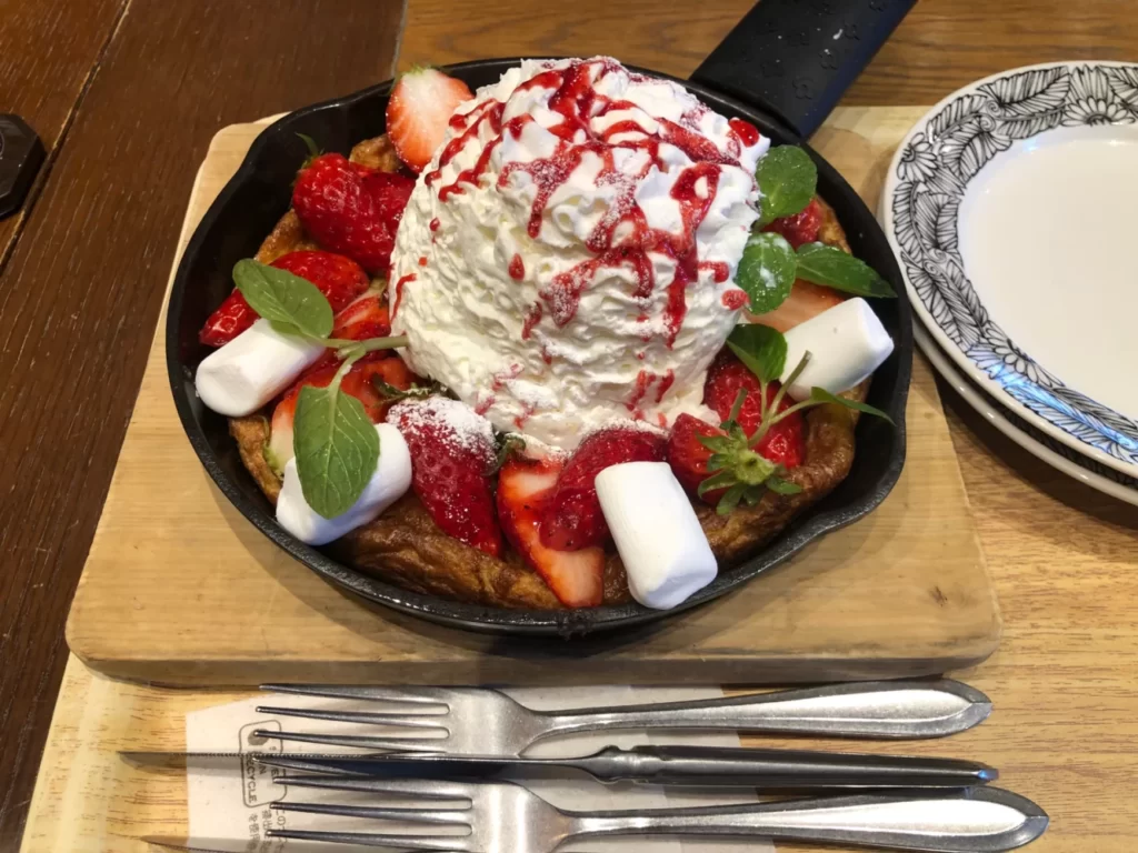 信州苺のミルククリームパンケーキ